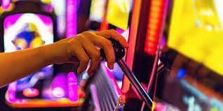 Antarmuka aplikasi mobile koinslot88 menampilkan menu utama dengan sportsbook, live dealer, dan permainan slot